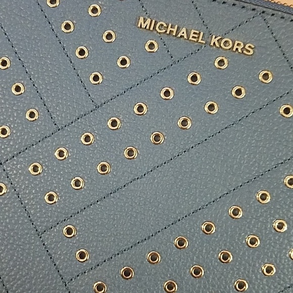Michael Kors XL zip Clutch - Picture 7 of 7